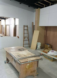 晶富室內裝修有限公司秉持著顧客至上的經營宗旨，跟隨著潮流的室內設計及價格合理裝修工程皆誠信用心呈現，我們最引以為傲的就是顧客看到成品的滿意笑容。